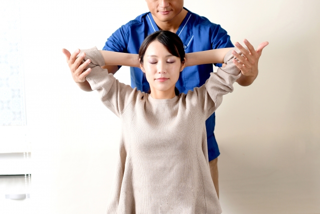 肩こりの原因は肩甲骨にあり｜整骨院で可動域改善